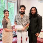  Varalaxmi Sarathkumar Extends Personal Invitation To Allu Arjun For Her Wedding
