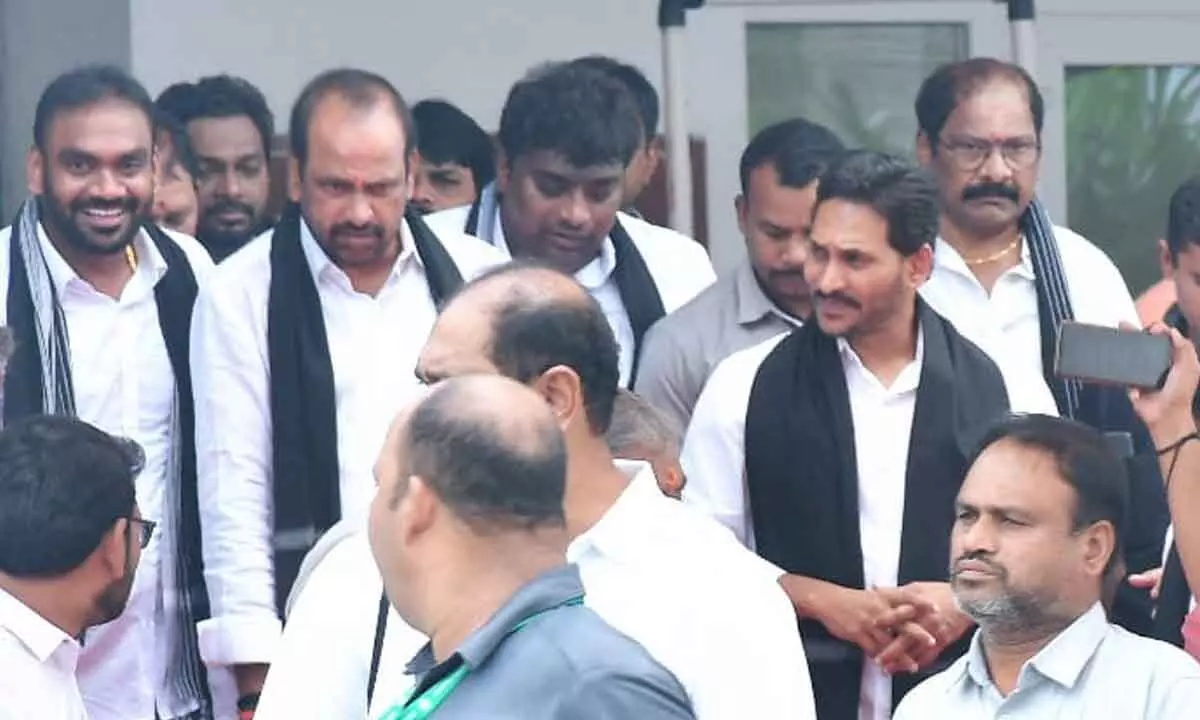 YS Jagan Gets Into Argument with Police At Assembly Gate