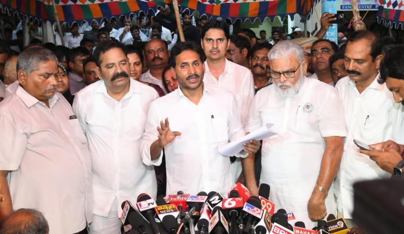 జగన్ ప్రకటనతో వైసీపీ సీనియర్లకు తలనొప్పి!