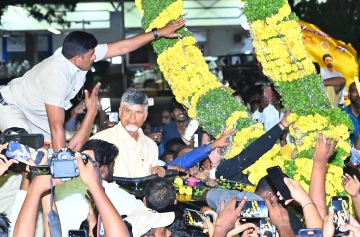 Chandrababu Naidu arrives in Hyderabad to warm welcome by supporters