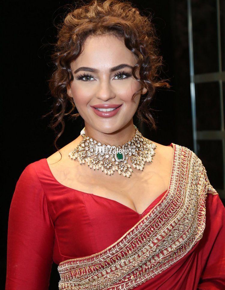 త్రివిక్రమ్ సర్ప్రైజ్ ఎంట్రీతో ఆనందంలో ముద్దుగుమ్మ!