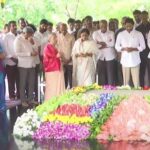 Jagan, Sharmila, Vijayamma paid Tributes To YSR At Idupulapaya