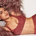 మెలికలు తిరగుతూ..నడుమందాలు చూపిస్తూ!