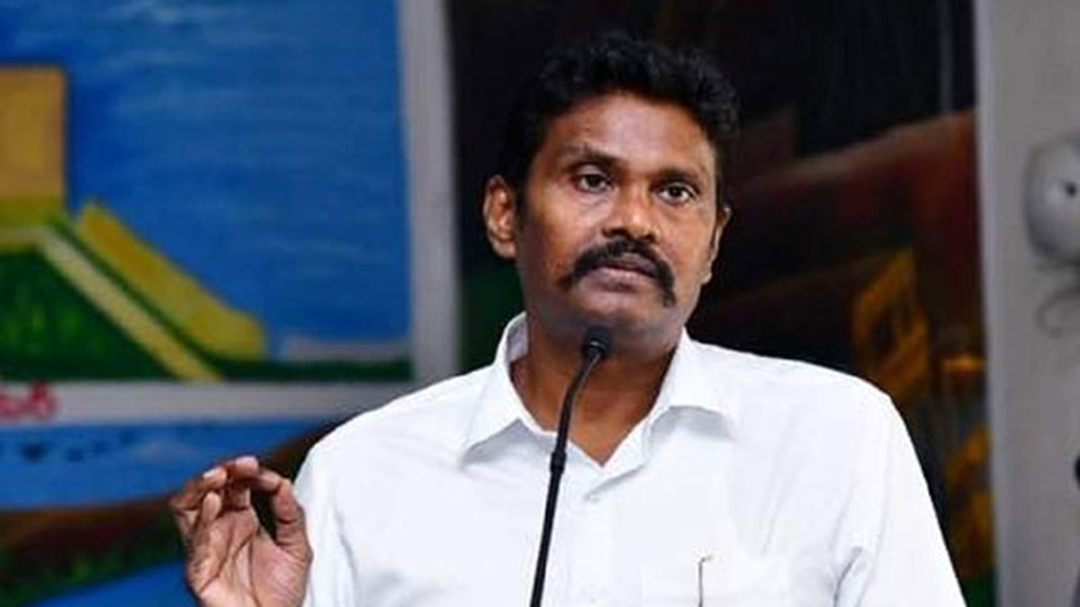 రాజకీయ రంగు చూపుతున్న దళిత ఐపీఎస్!