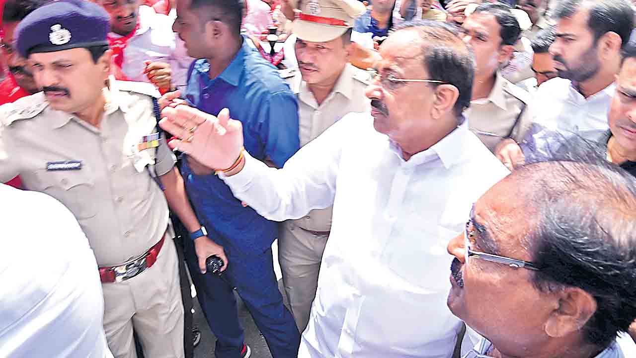 Thummala Faces Farmers’ wrath In Khammam