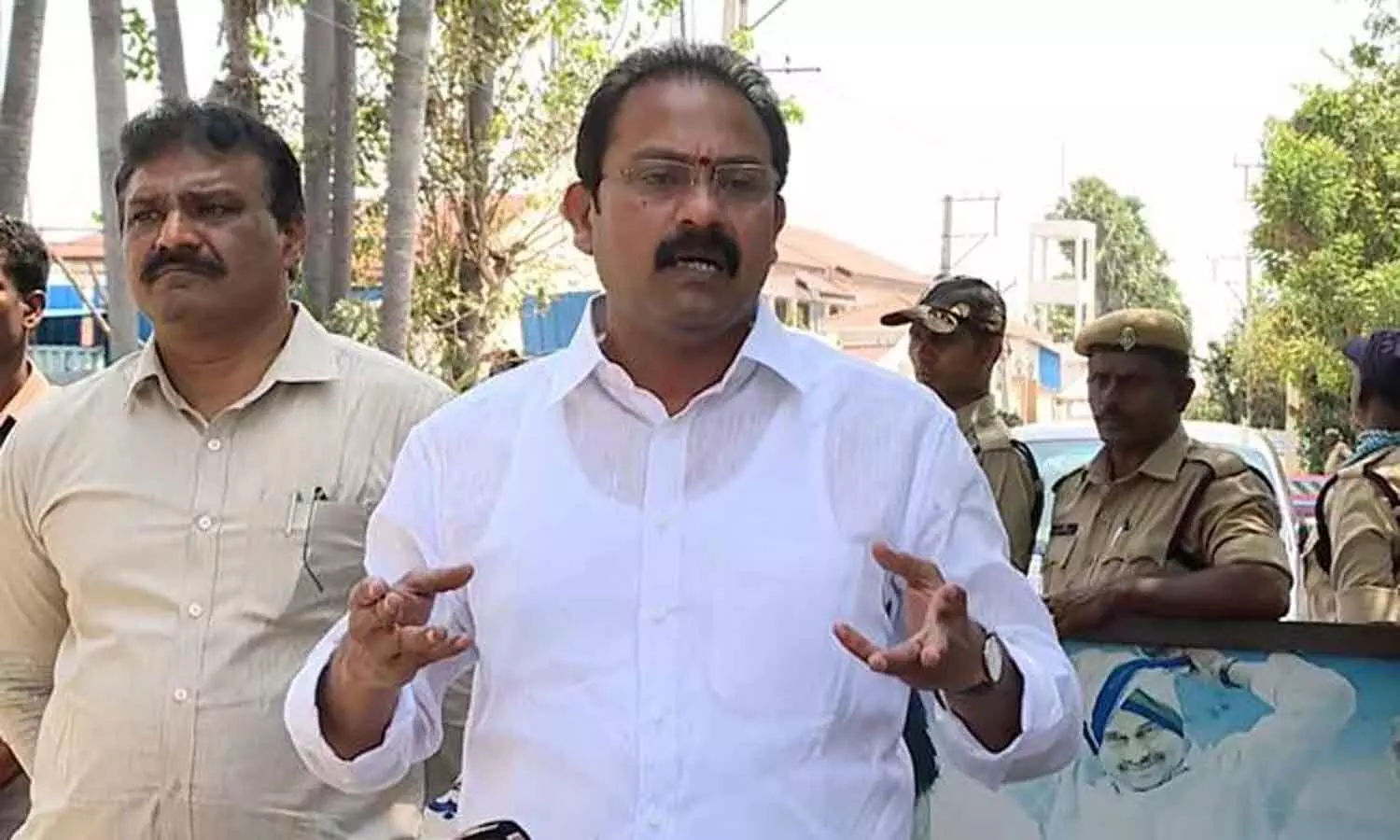 రాలుతున్న వికెట్లు : అయోమయంలో వైసీపీ శ్రేణులు!