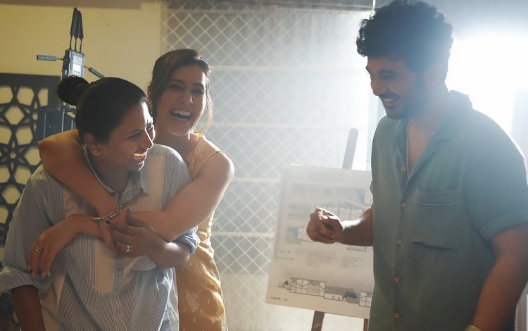 Siddhu Jonnalagadda and Raashii Khanna on the Telusu Kada film set