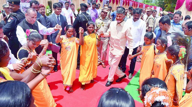 Chandrababu joins tribal children’s Thimsa dance on World Indigenous Day