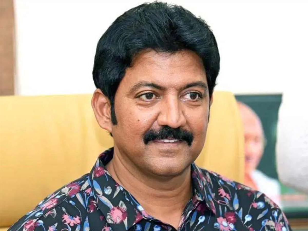 Police Look out Notice For Ex MLA Vallabhaneni Vamsi