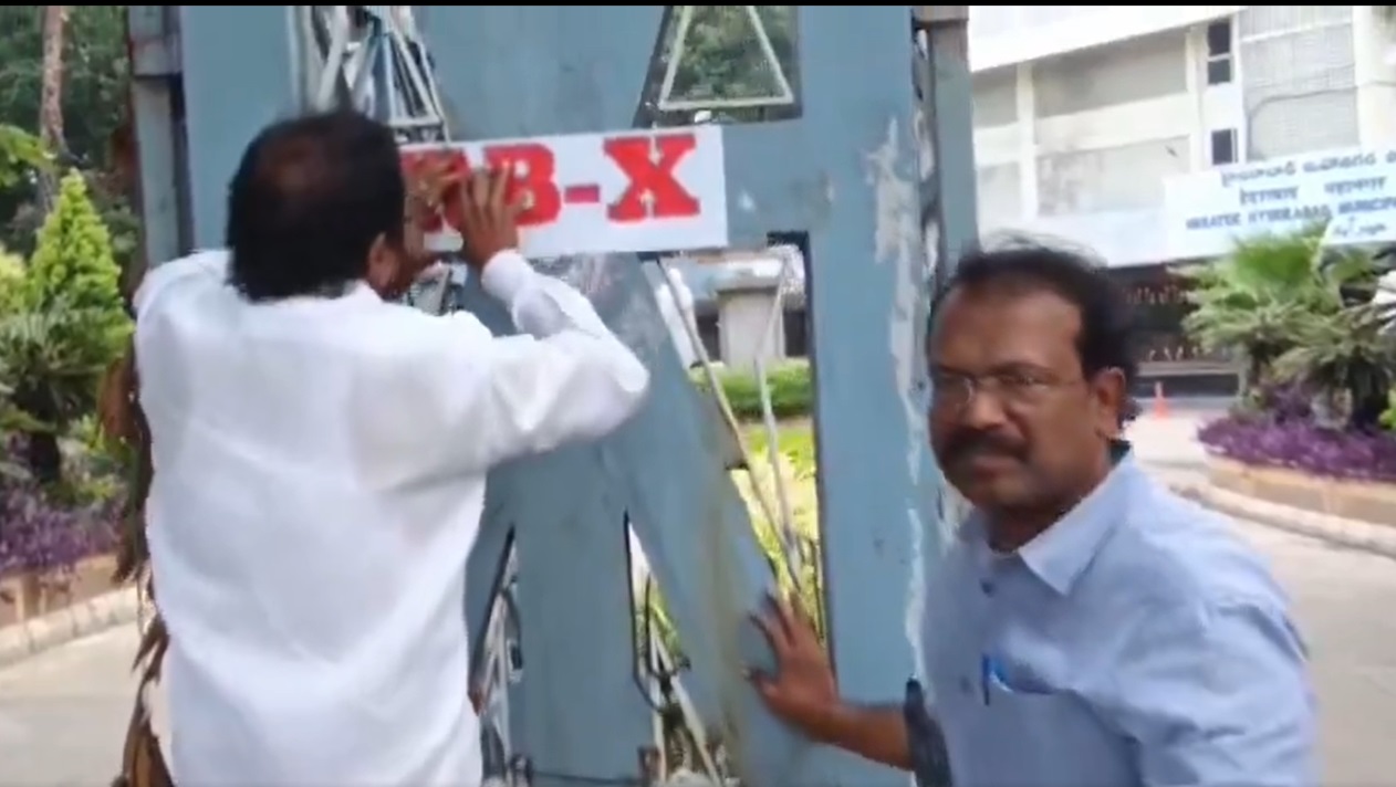 Activist puts ‘RB-X’ marking on Telangana Secretariat amid Musi survey row
