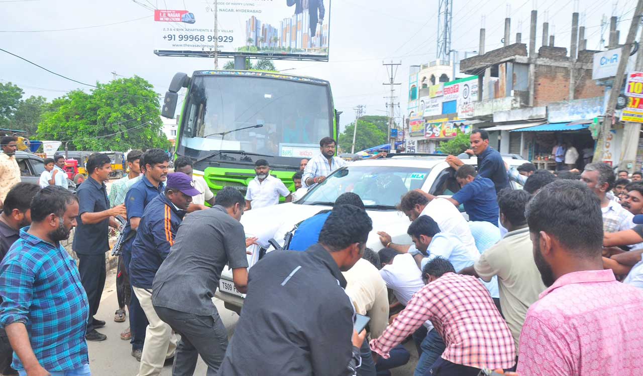 Congress cadre Attack on Harish Rao, others sparks Tension In Flood Relief