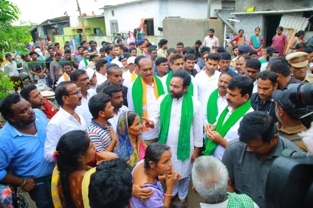 Kishan Reddy, Ponguleti Faces Fierce protest From Flood victims In Khammam