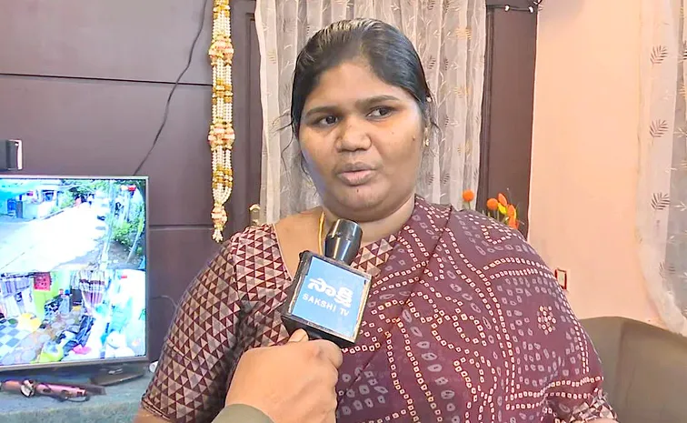 ‘నీలి’ స్క్రిప్టు చదవడంలో ఎంపీ భార్య పాట్లు!