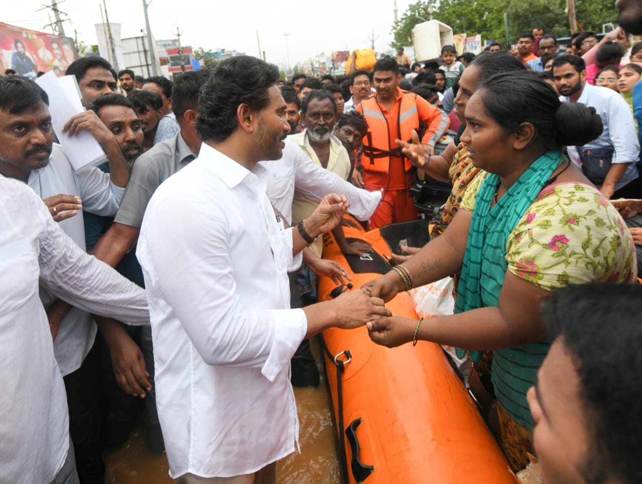 పీకల్లోతు నీళ్లున్నాయి..వాళ్లైనా ఎలా వస్తారు…యువతి చెప్పిన సమాధానంతో జగన్‌ షాక్‌!