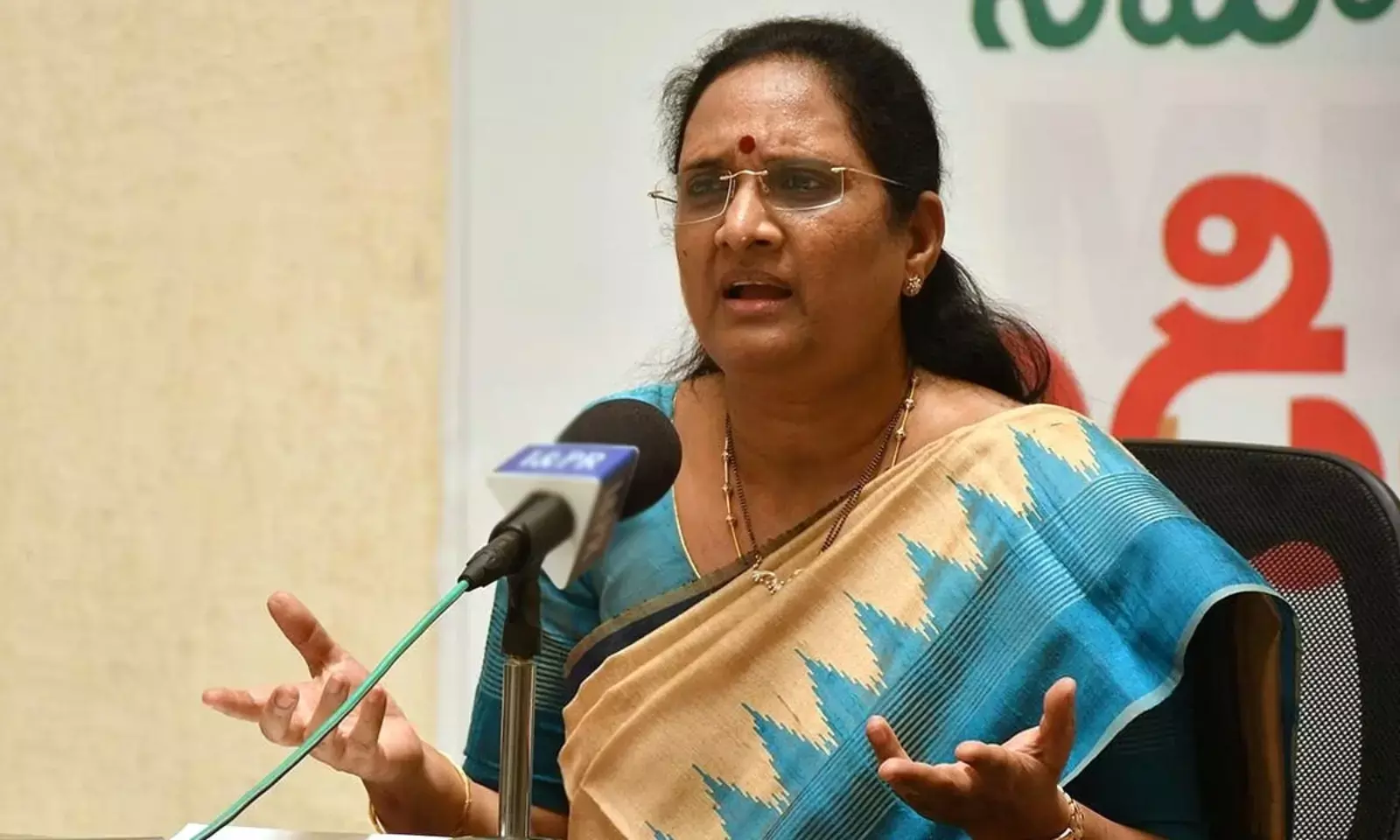 ‘Fire Brand’ women Leader Vasireddy Padma To Leave YCP!