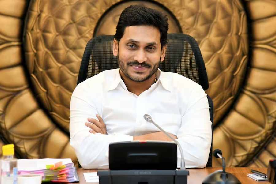 అనుచరుల భజనకు కంగారుపడుతున్న జగనన్న!