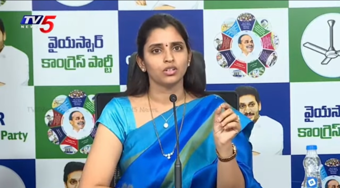 Anchor Shyamala Sensatioanal Comments on Pawan Kalyan