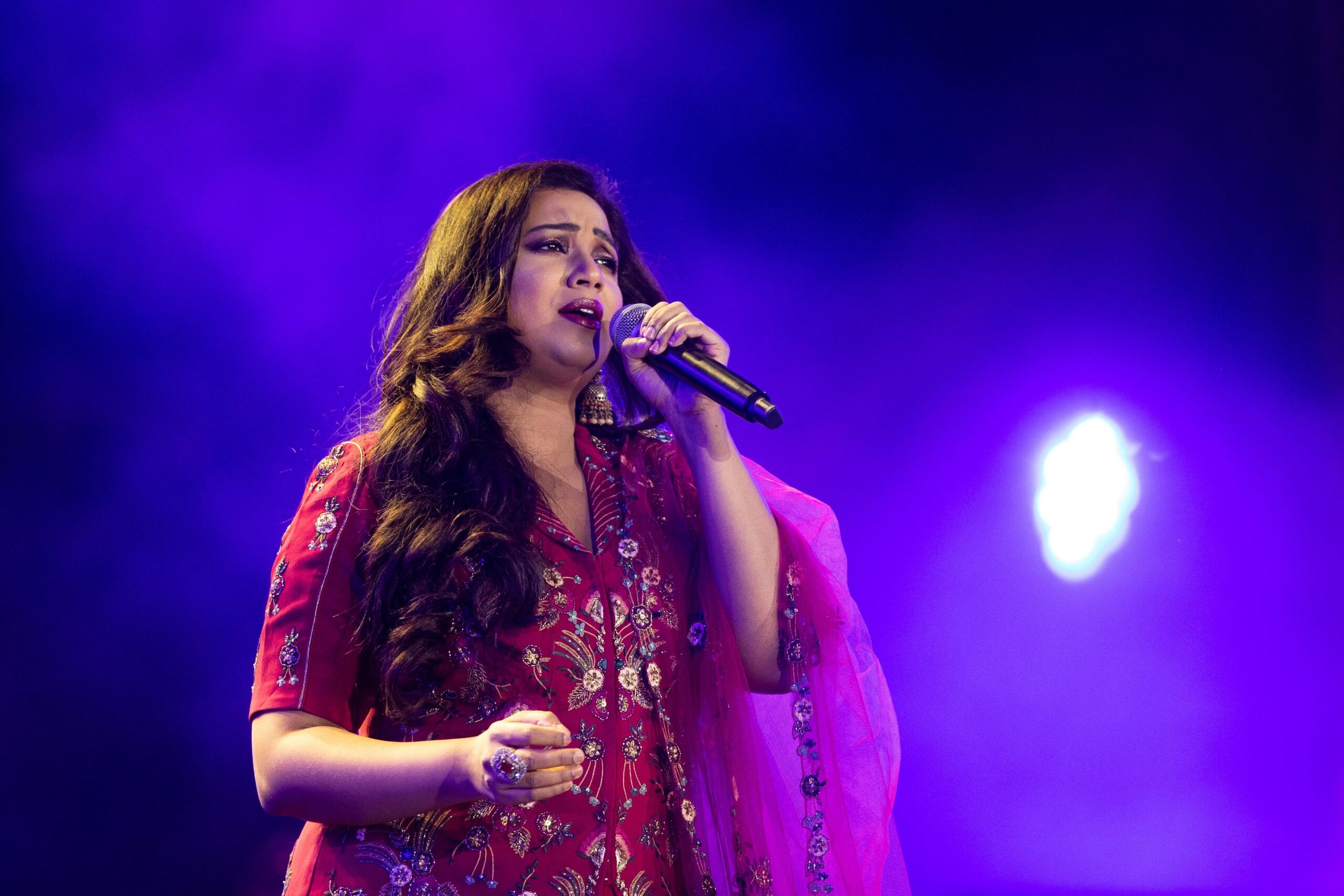 Shreya Ghoshal’s Emotional Concert Following Doctor’s Murder