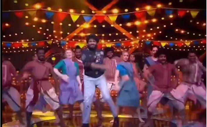 Nagarjuna Grooves To ‘Ayudha Pooja’ And ‘Ra Macha’ songs on Big Boss stage