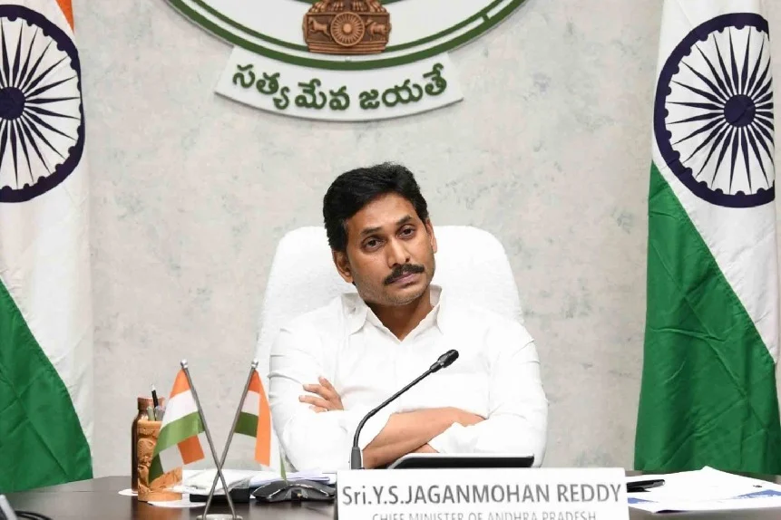 వైసీపీ ట్రబుల్స్ : జగన్ ఎదుటే ముఠాల కుమ్ములాటలు!