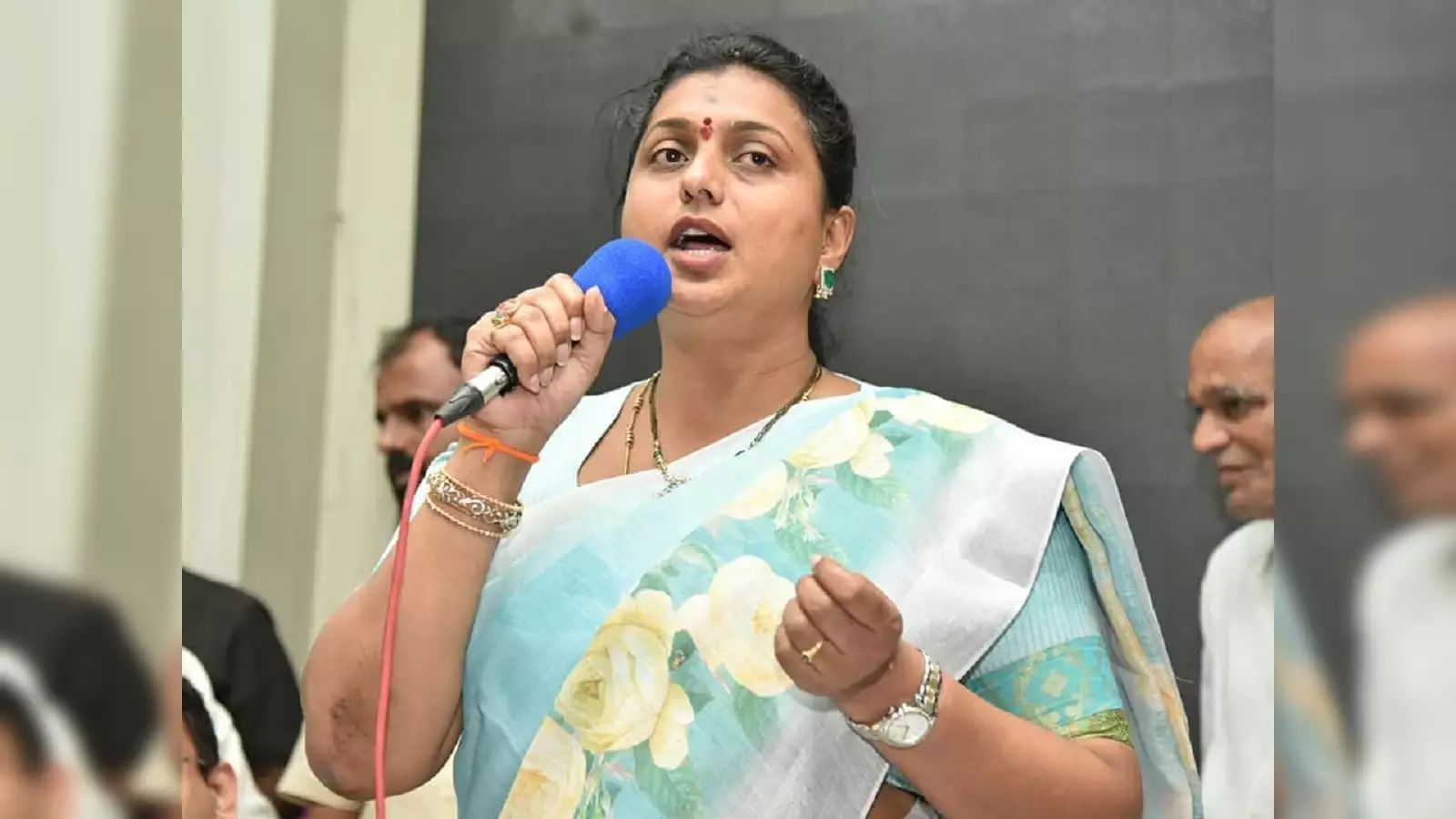 రోజా చిల్లర మాటలు : ఛీకొడుతున్న జనం!