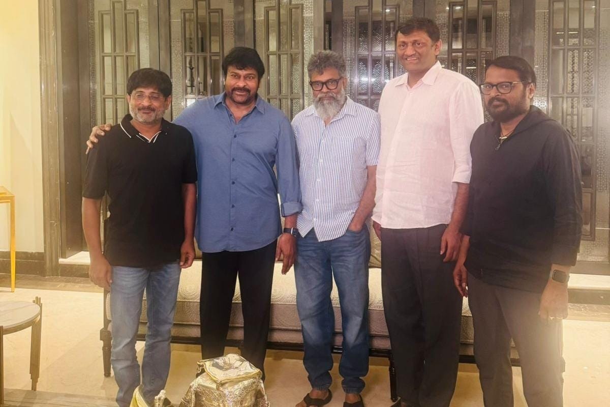 మెగా స్టార్‌ ని కలిసిన పుష్ప 2 మేకర్స్‌!