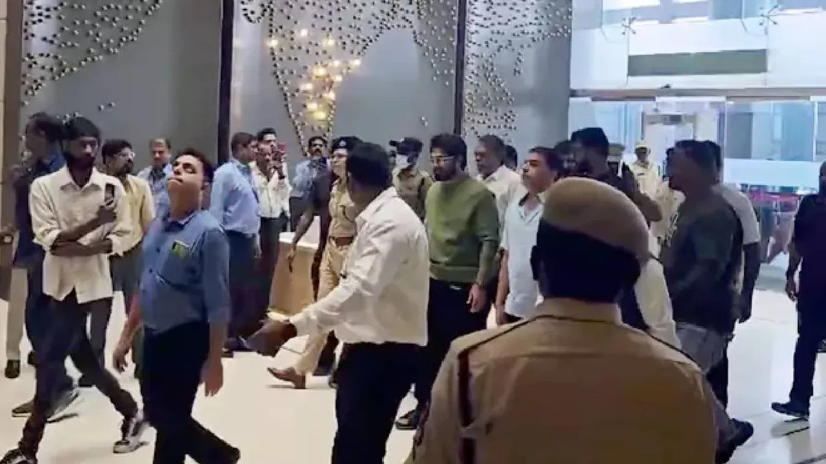 Allu Arjun Visits KIMS Hospital To Console Injured Boy Sritej