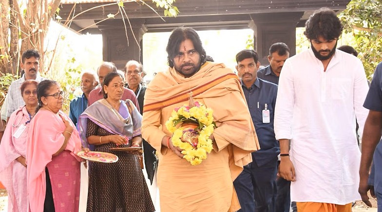 Pawan Kalyan Visits Sri Adikumbheswar Swamy Temple in Tamil Nadu as Part of South Indian Pilgrimage