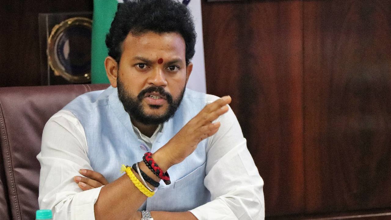 Singer creates Fuss In TDP After Her photos with Union Minister Rammohan Naidu went viral