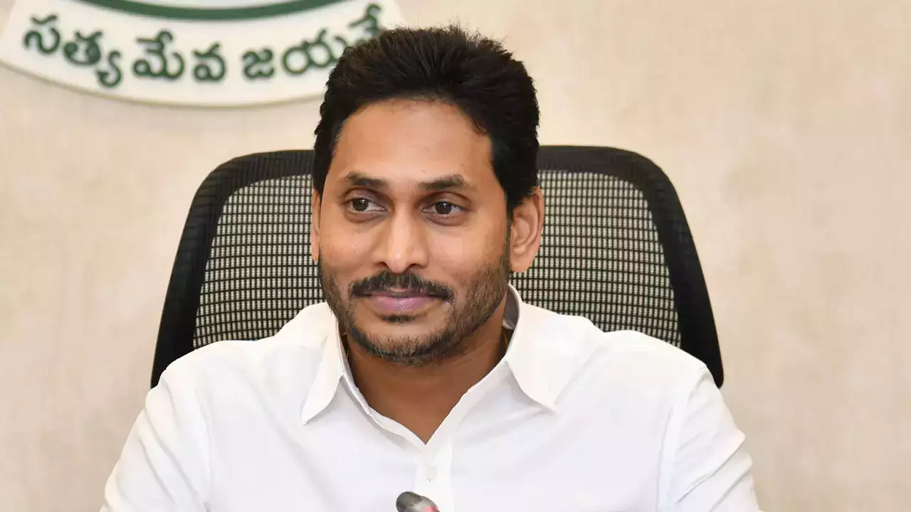 వైఎస్సార్ పేర్లపై రచ్చ: జాలిపడే రోజులు పోయాయ్!