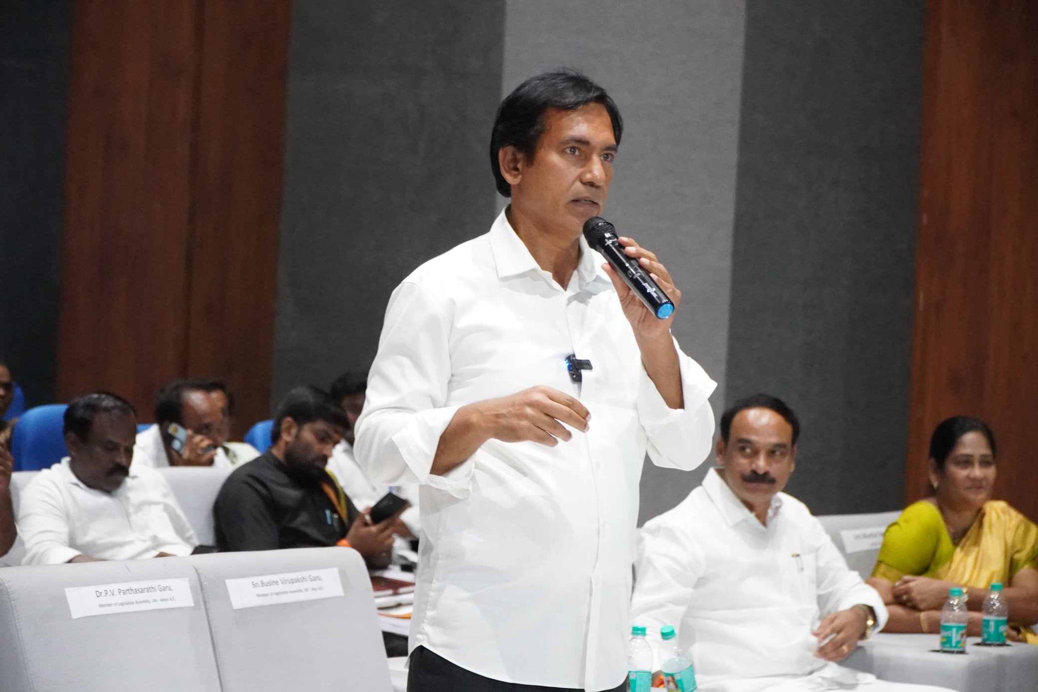 కాషాయ ఎమ్మెల్యేకు ఓవరాక్షన్ ఎందుకు?