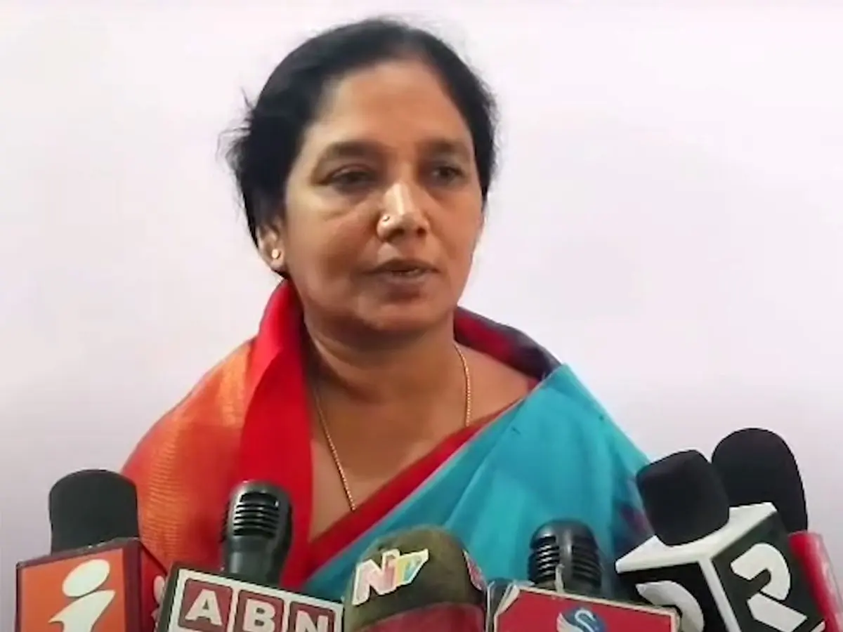 Paritala Sunitha warns TDP Has Guts And courage To stop Jagan From visiting Rapthadu