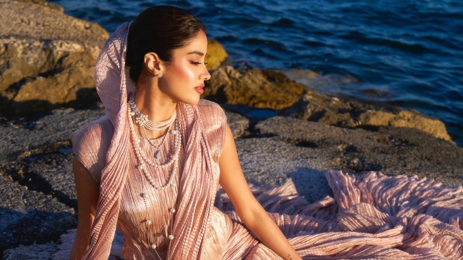 Janhvi Kapoor Walks Cannes Red Carpet, Pays Emotional Tribute To Sridevi