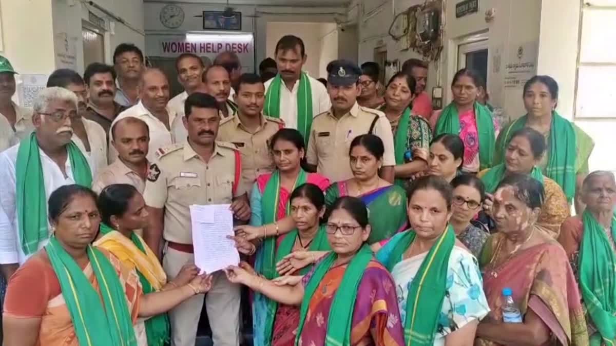 Amaravati Farmers, women Fire At Sakshi Channel, Questions Delay In Arrest of journalist Krishnam Raj