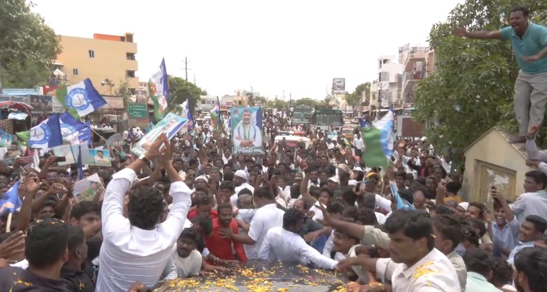 TDP worry over Massive crowds During Jagan visits, BJP keenly observing