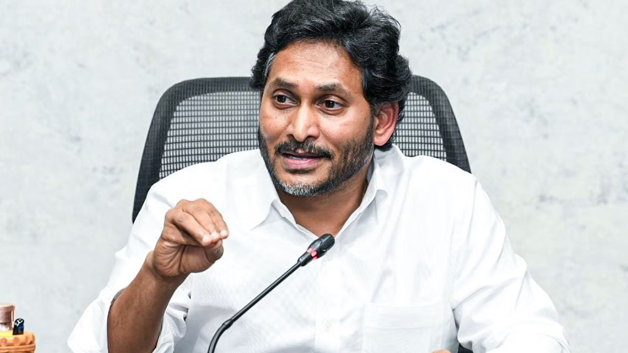 క్షమాపణ అడిగితే జగన్ కిరీటం పడిపోతుందా?