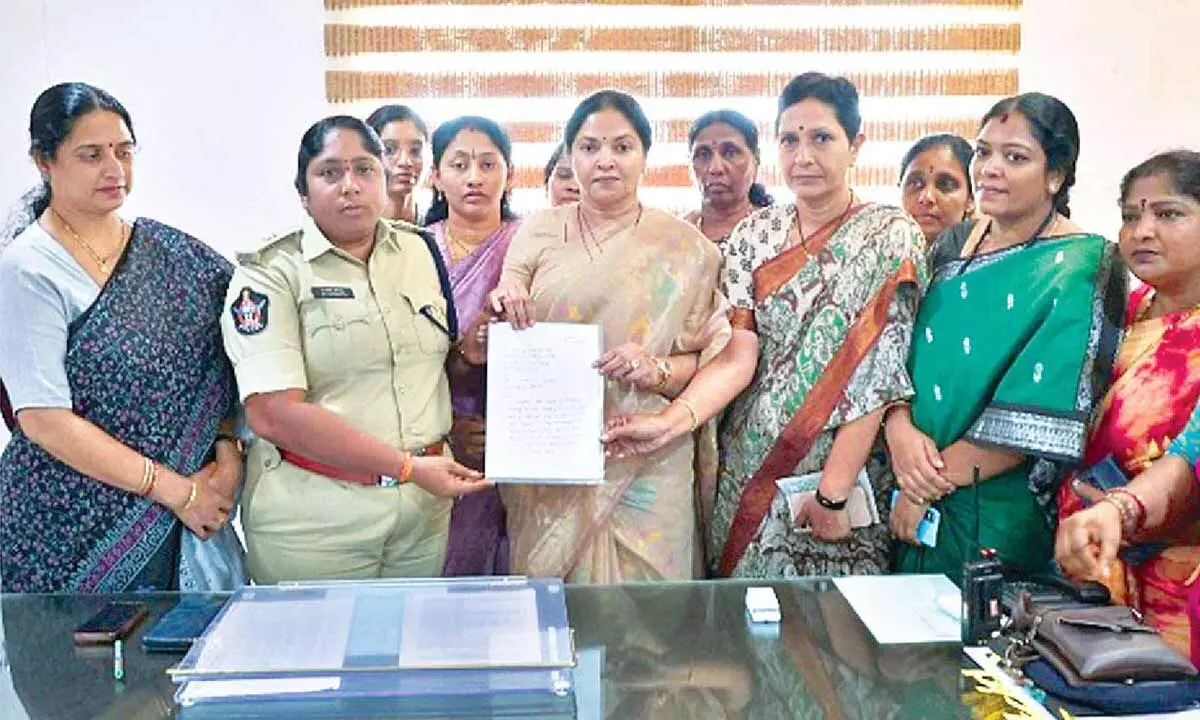 TDP MLA Prasanthi Reddy complained Against Nallapareddy At Nellore SP Office