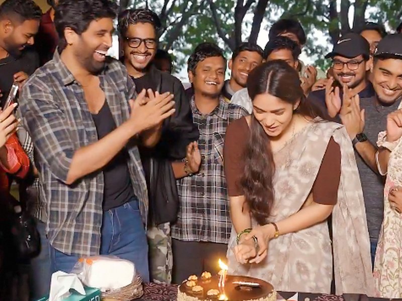  Mrunal Thakur Surprised with Birthday Celebration on ‘Dacoit’ Set