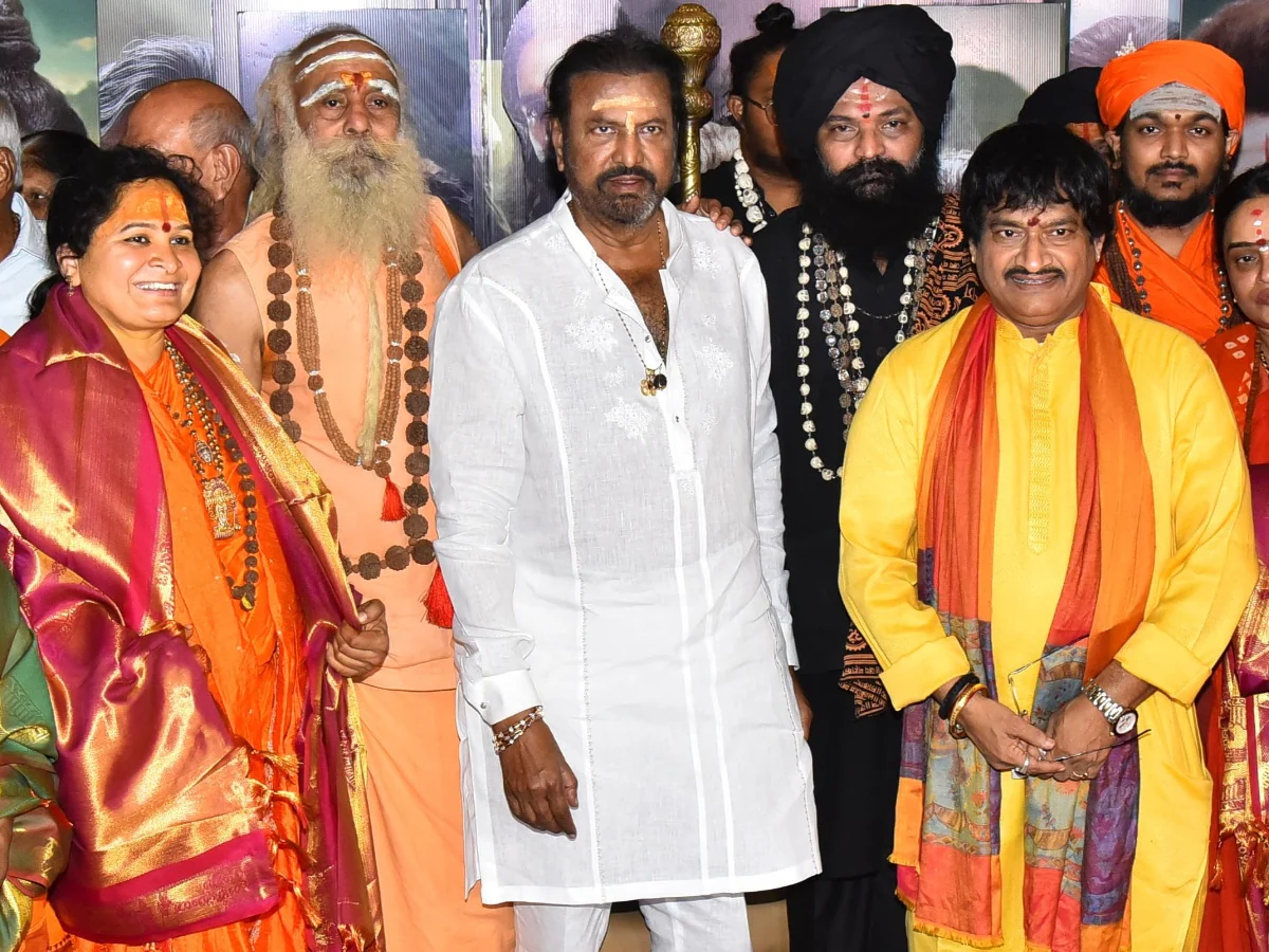 వారితో కలిసి కన్నప్ప చూసిన మోహన్‌ బాబు!