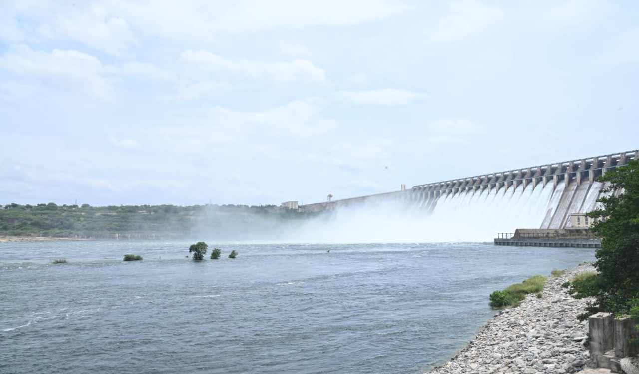 Minister Komatireddy Ire At Minister Uttam’s Delay, Left without Going To Lift Nagarjuna Sagar Dam Gates