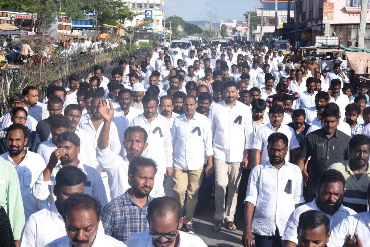 దాడుల నెపంతో తప్పుకోవాలనుకుంటున్న వైసీపీ?