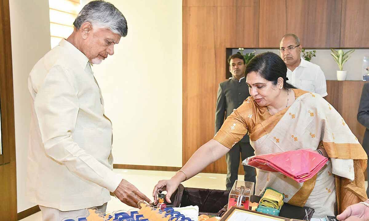 CM Chandrababu Decided To Bear GST on Handloom Textiles To Extend More support To weavers