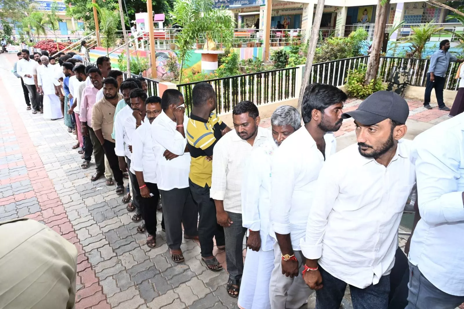 పోలీసులకు, రాష్ట్రప్రజలకు సవాలు విసురుతున్న రాచమల్లు!