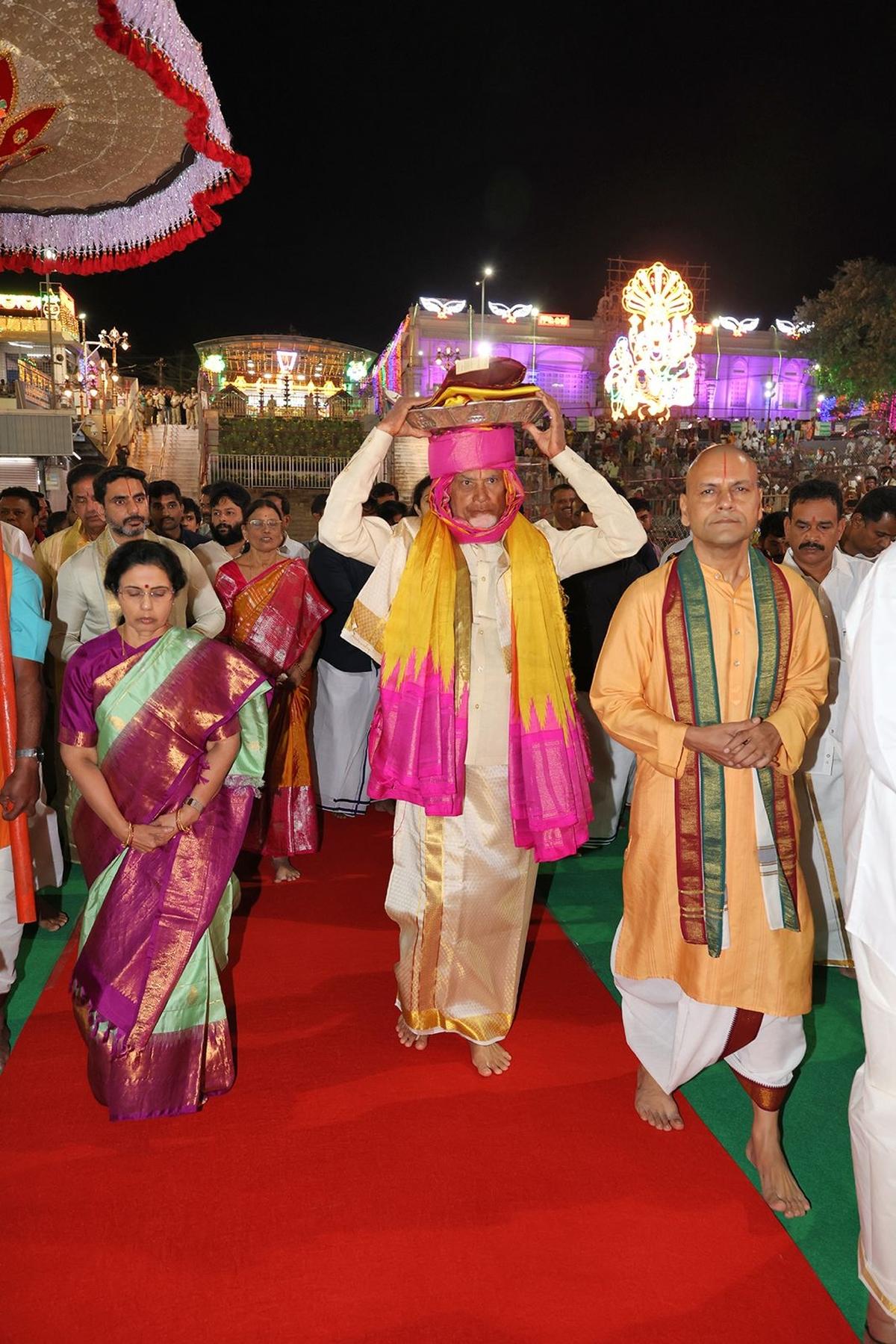 Annual Brahmotsavams started off on A spectacular Religious Note In Tirumala, CM Chandrababu presents `silk vastrams’